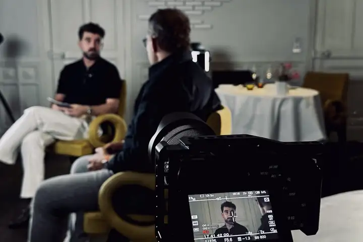 Écran d'une caméra pendant l'enregistrement d'une interview