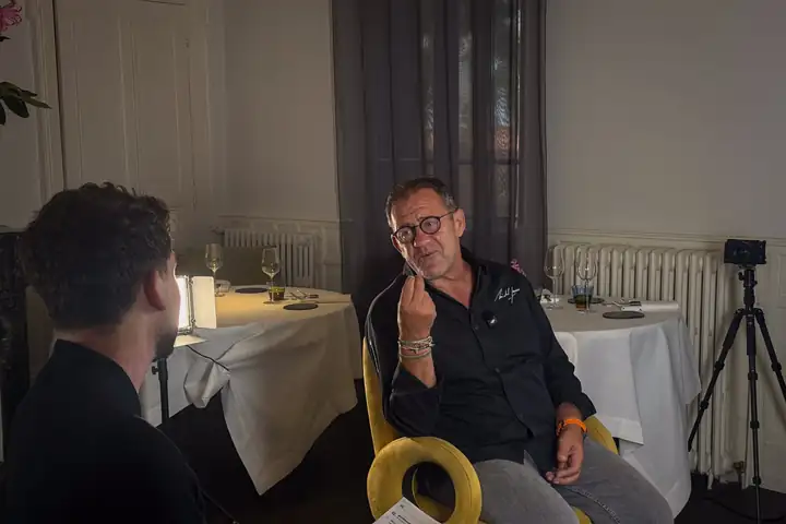 Interview d'un chef dans la salle de son restaurant