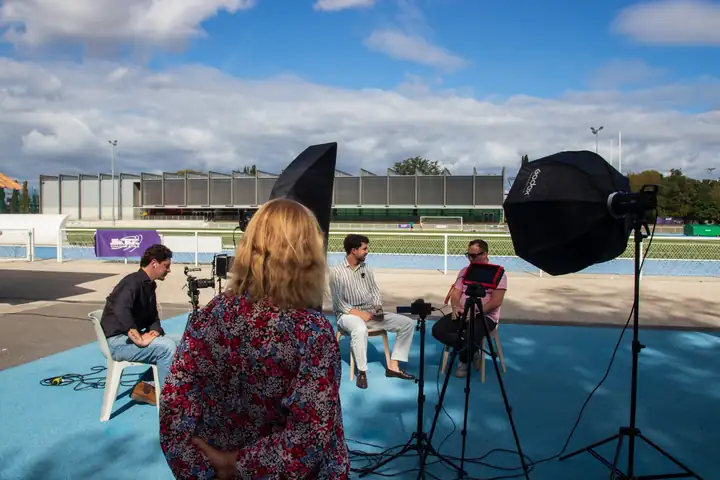 Plateau d'interview monté en plein air, au bord d'une piste d'athlétisme